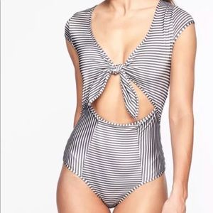 NWT athleta aqualuxe lotus toe front silver bells